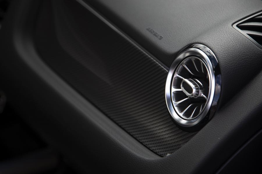Детали интерьера Mercedes-Benz GLA250 AMG Line (H247) 2020 года  (NA) (фото 77 из 96)
